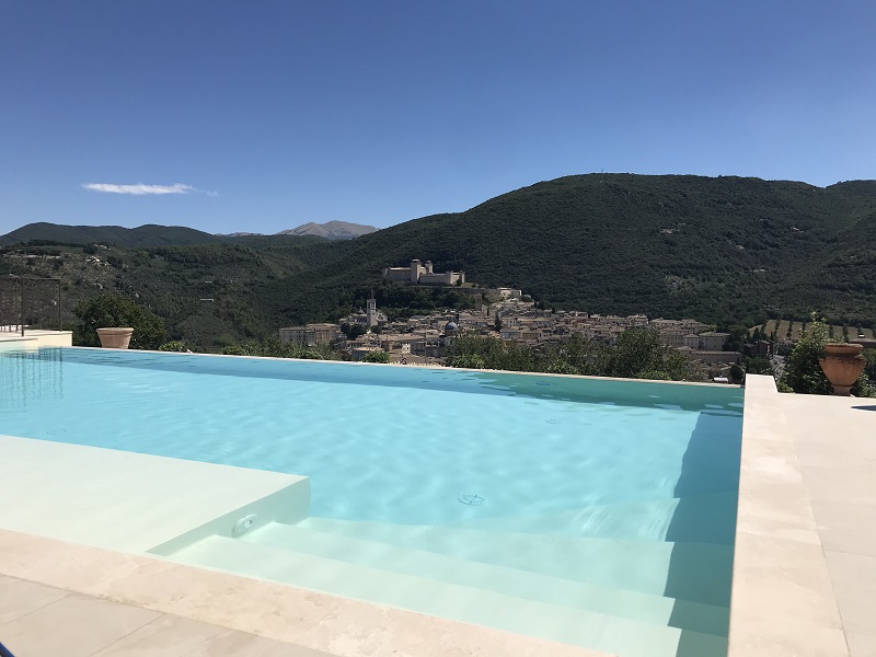 Panorama diurno da piscina agriturismo Spoleto